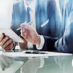 دریافت جواز تأسیس یکی از مراحل اساسی و حیاتی در راه‌اندازی کسب‌وکارهای صنعتی و تولیدی است. این جواز، در واقع مجوز قانونی برای آغاز فعالیت‌های اقتصادی است و توسط سازمان‌ها و نهادهای مرتبط صادر می‌شود. با این حال، فرآیند دریافت این جواز معمولاً با مشکلات و چالش‌هایی همراه است که درک آن‌ها برای متقاضیان، می‌تواند مسیر دریافت جواز را هموارتر کند. در این مقاله، به بررسی مشکلات رایج در دریافت جواز تأسیس و راهکارهای مقابله با آن‌ها می‌پردازیم.